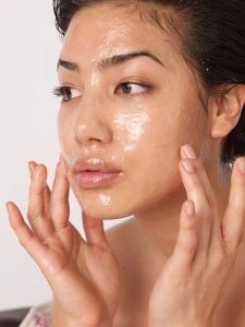 Tẩy tranh kĩ 2 lần 1 ngày để giảm thiểu tình trạng mụn